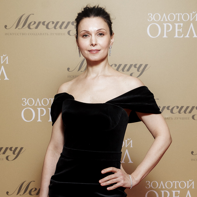 Александра Урсуляк в серьгах и браслете, все Mercury Classic