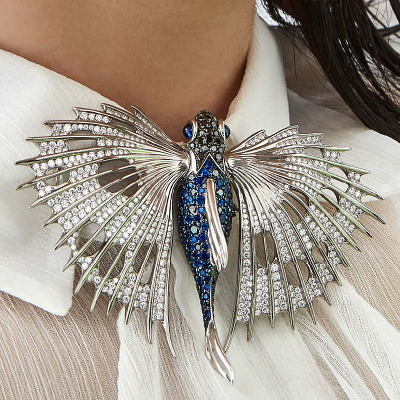На фото: брошь Stephen Webster Jewels Verne из белого золота и титана с сапфирами, прозрачными и черными бриллиантами