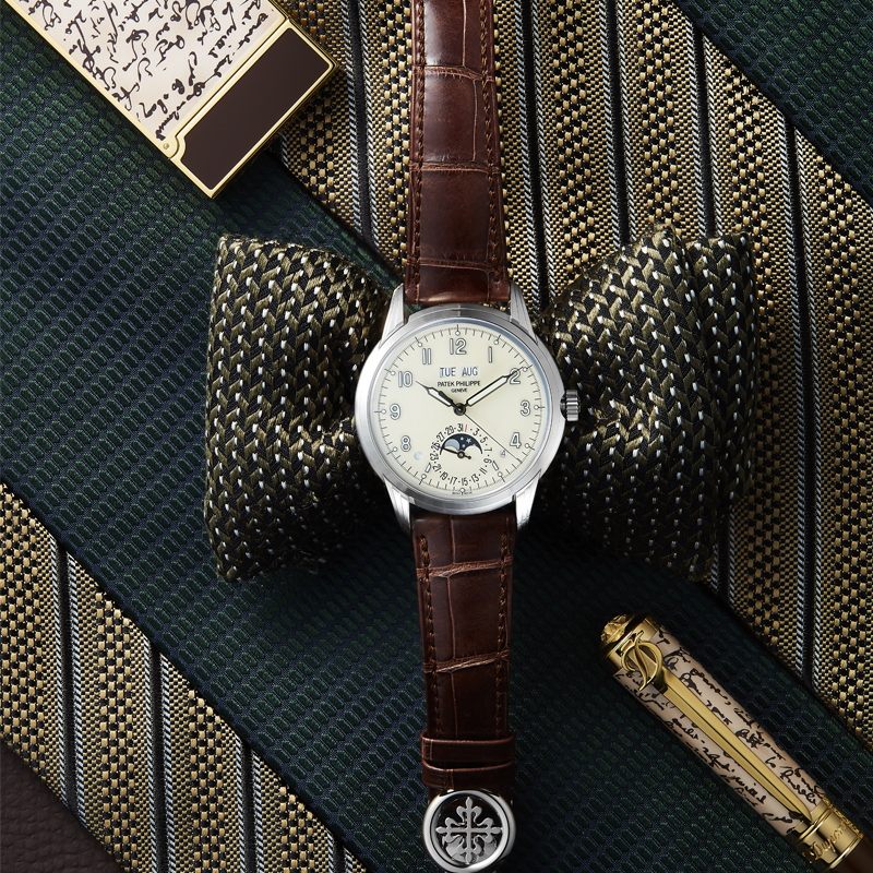 На фото: часы Patek Philippe Perpetual Calendar Ref. 5320 G-001 в 40 мм корпусе из белого золота с вечным календарем, указателем день/ночь, календарем лунных фаз