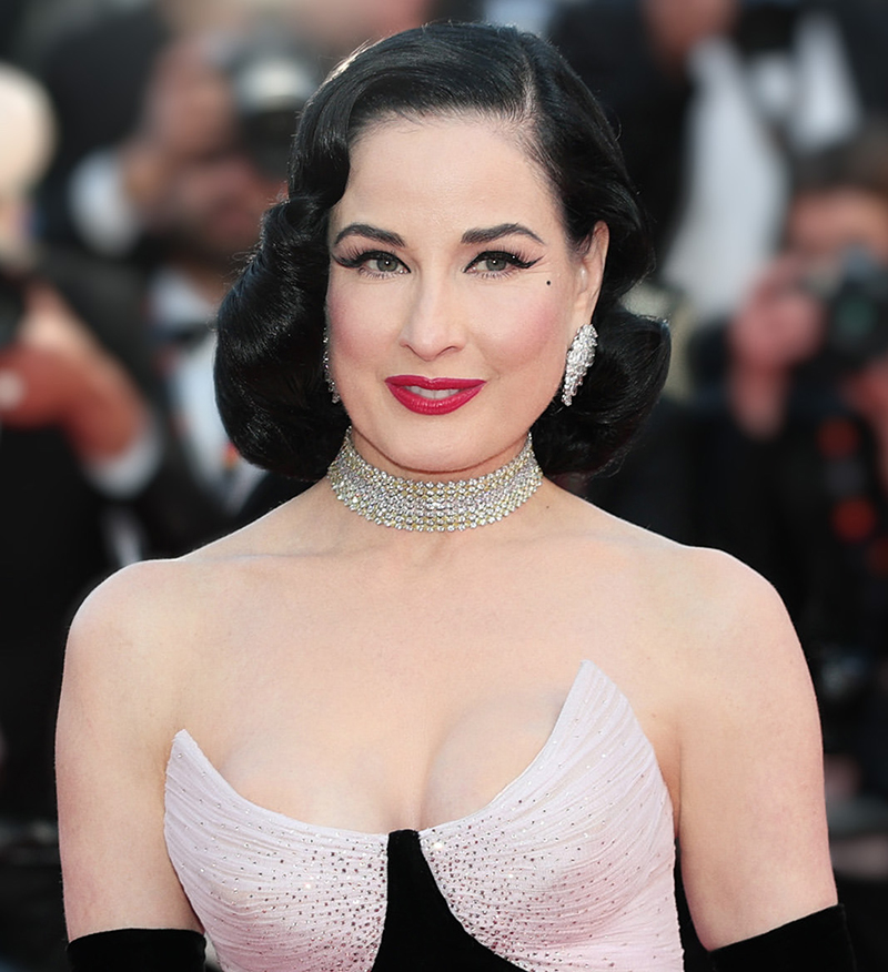Дита фон Тиз в серьгах и колье Chopard