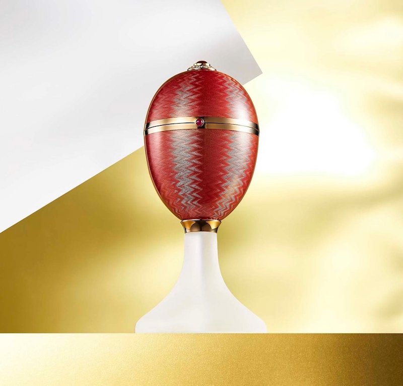 На фото: сувенирное яйцо Mercury Enamel из желтого золота с эмалью, бриллиантами, рубинами