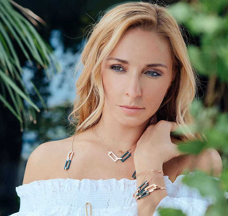 В колье и браслетах Chopard Ice Cube