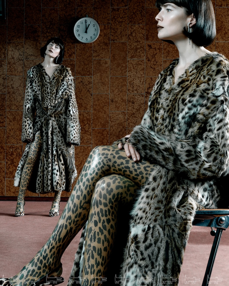 В серьгах и кольце Yeprem