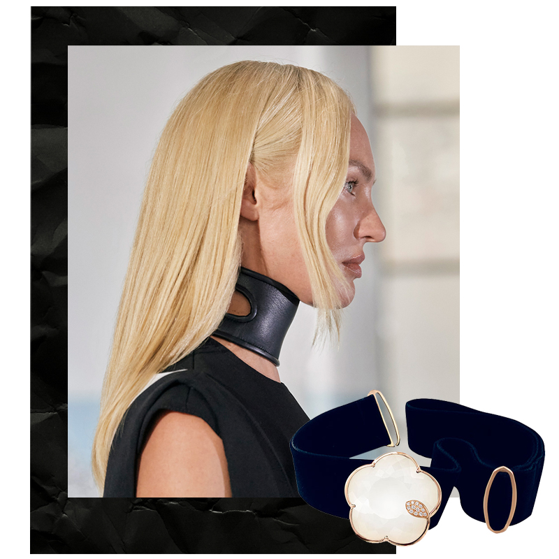 На фото: модель с показа Loewe SS 2022, колье Pasquale Bruni Ton Joli