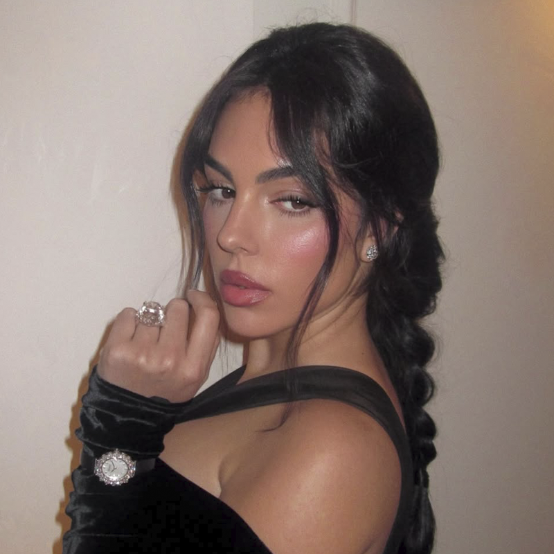 Джорджина Родригес с помолвочным кольцом и в часах Chopard L'Heure du Diamant