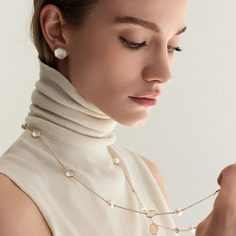 Серьги и колье Utopia Venus из розового золота с бриллиантами и перламутром Серьги и колье Utopia Venus из розового золота с бриллиантами и перламутром