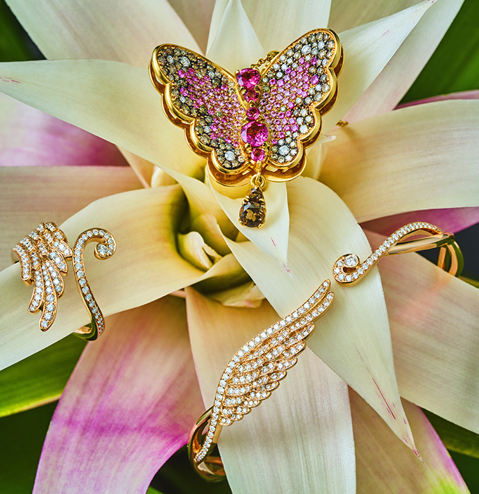 Кулон Pasquale Bruni Liberty из розового золота с сапфирами, турмалинами, кварцами и бриллиантами; кольцо и браслет Garrard Wings Embrace из розового золота с бриллиантами