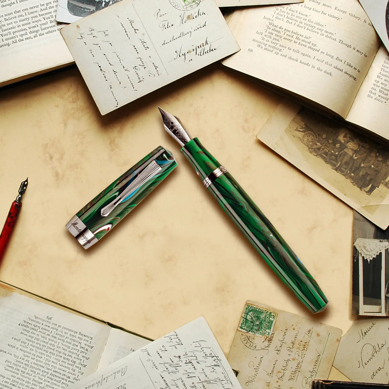На фото: перьевая ручка Montegrappa Elmo