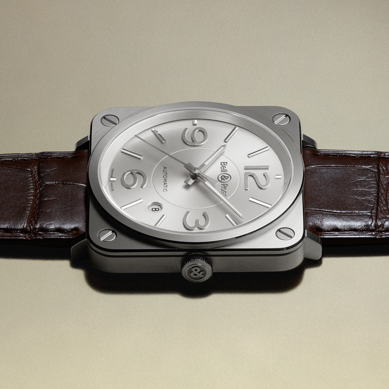 На фото: часы Bell & Ross BRS Officer в 39 мм стальном корпусе с указателем даты