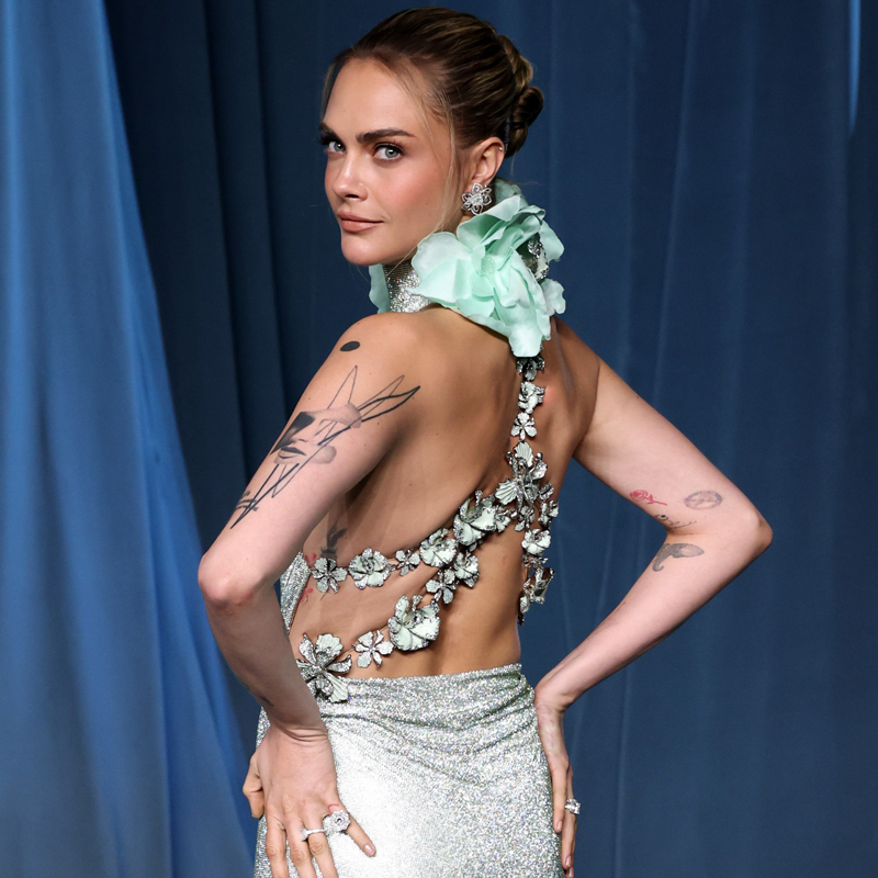 Кара Делевинь в серьгах и кольцах Haute Joaillerie, кольце Happy Diamonds и кольце L’Heure du Diamant 
