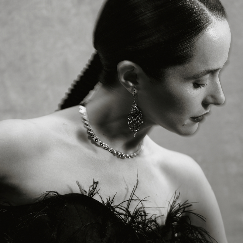 В колье Mikou и серьгах Noor, все Casato