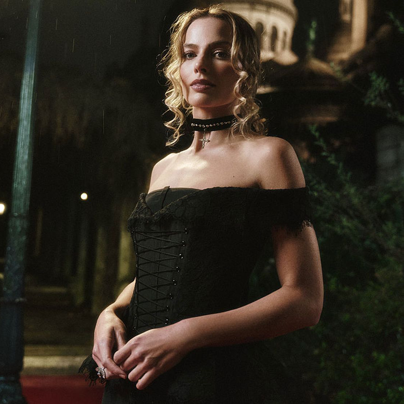 В платье Thom Browne