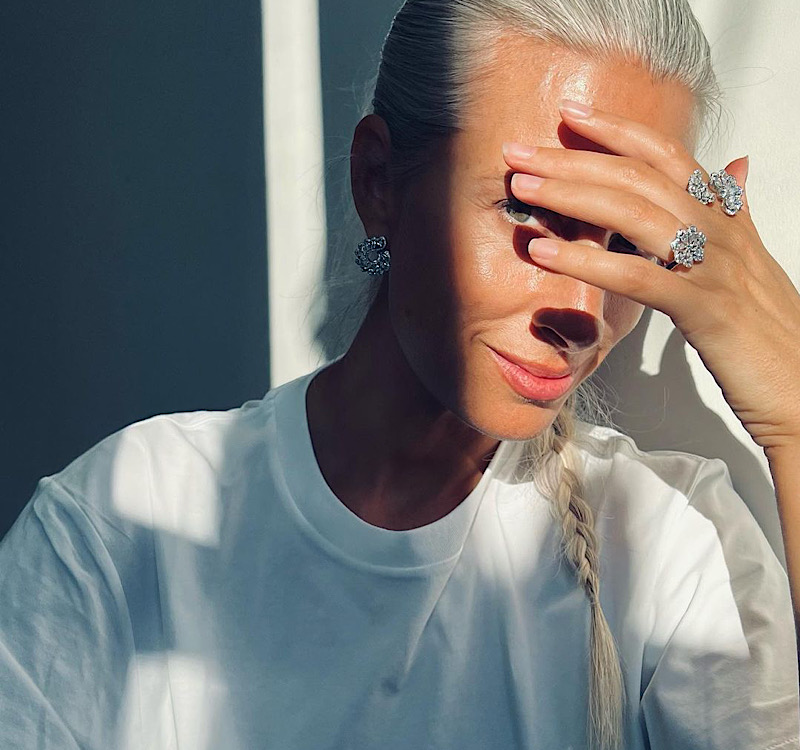 Сара Харрис в серьгах и кольцах Chopard Precious Lace из белого золота с бриллиантами