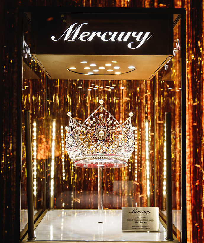 Корона «Мисс Россия» 2018 из белого золота, украшенная бриллиантами (42 к), сапфирами (60 к), рубинами (58 к) и жемчугом
