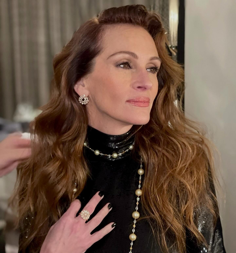 Актриса Джулия Робертс в серьгах и кольце Precious Lace, колье High Jewellery, все Chopard