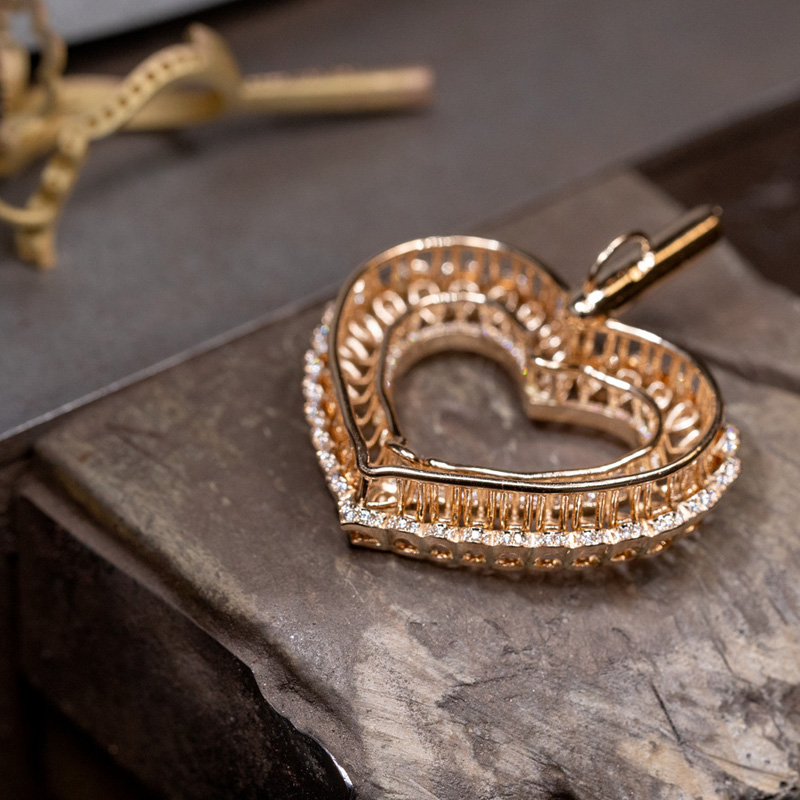 Создание кулона Chopard Precious Lace из розового золота с бриллиантами