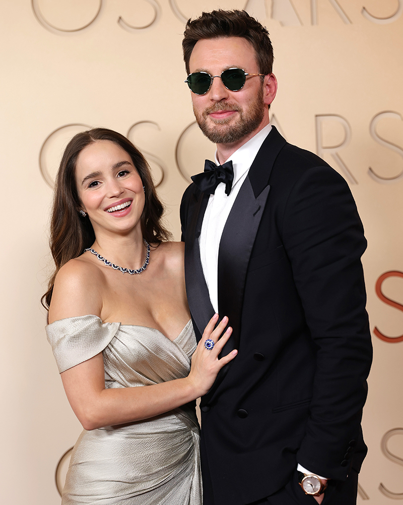 Алба Баптишта в колье Precious Lace, кольце и серьгах Magical Setting, и Крис Эванс в часах L.U.C, все Chopard