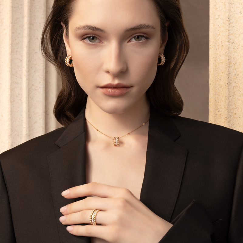 На фото: серьги, кольцо и кулон из розового золота с бриллиантами, все Casato Boutique