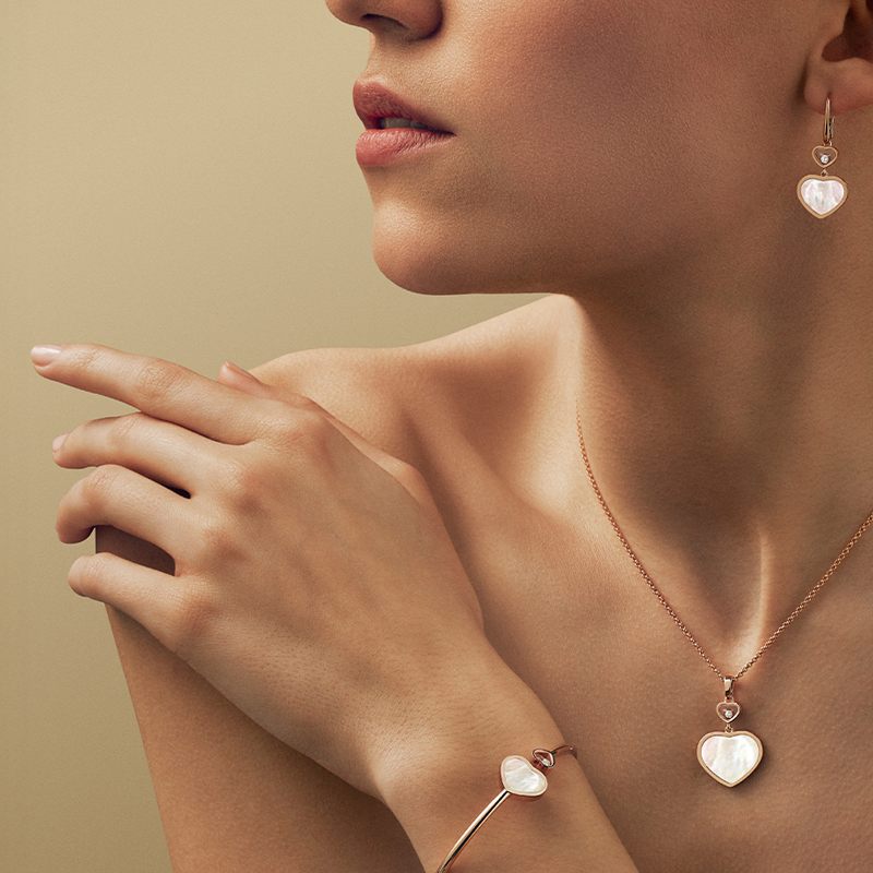 На фото: кулон, браслет и серьги, все Chopard Happy Hearts