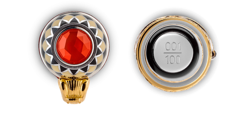 Вершина колпачка украшена граненым корнелианом, а на нижней части корпуса выгравирован серийный номер