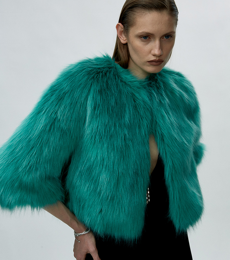 На фото: шуба Dries Van Noten, платье Saint Laurent, босоножки Sergio Rossi, сумка By Far, браслет Mercury Classic и браслет Pasquale Bruni Figlia Dei Fiori