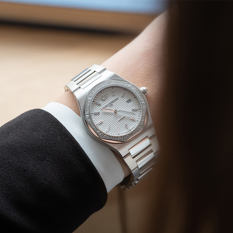 Часы Girard Perregaux Laureato в 34 мм корпусе из стали с бриллиантами и узором гильоше «Clous de Paris»