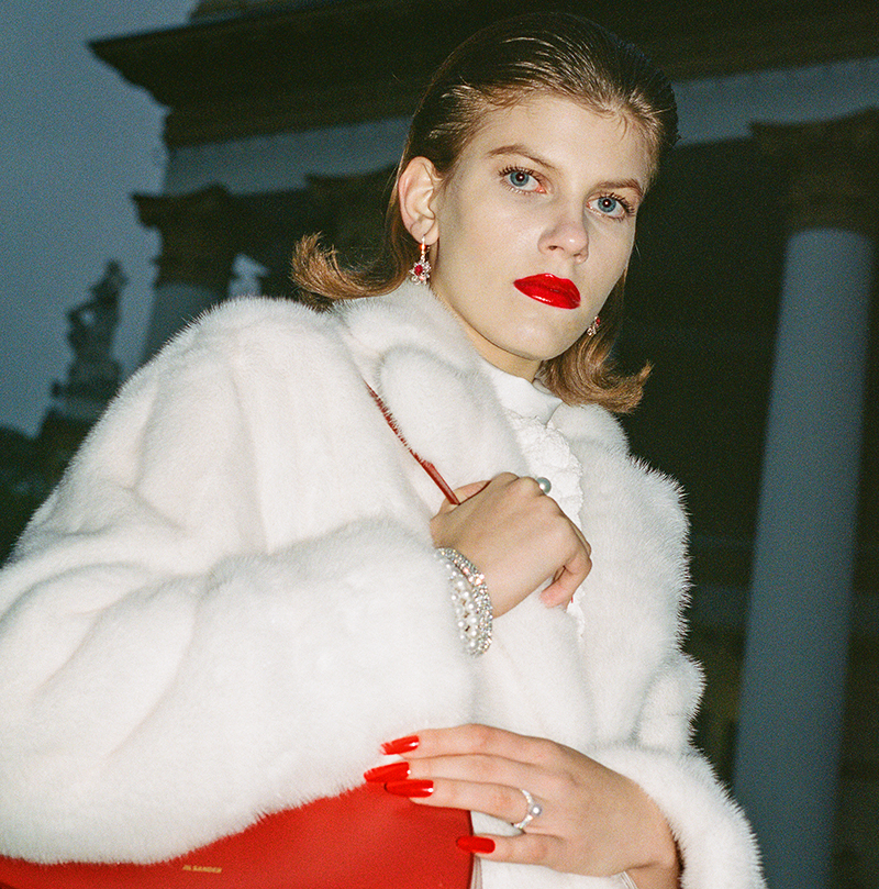 На фото: серьги Mercury Color, кольцо Mikimoto Classic, браслеты и кольцо, все Mercury Classic