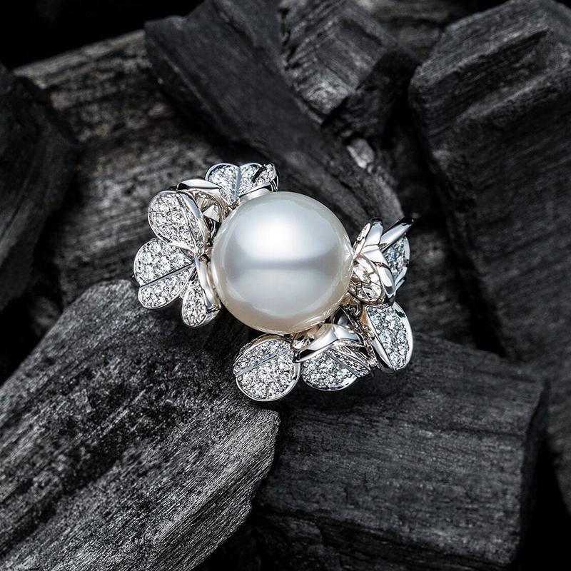 Кольцо Mikimoto Fortune Leaves из белого золота с бриллиантами и центральной жемчужиной