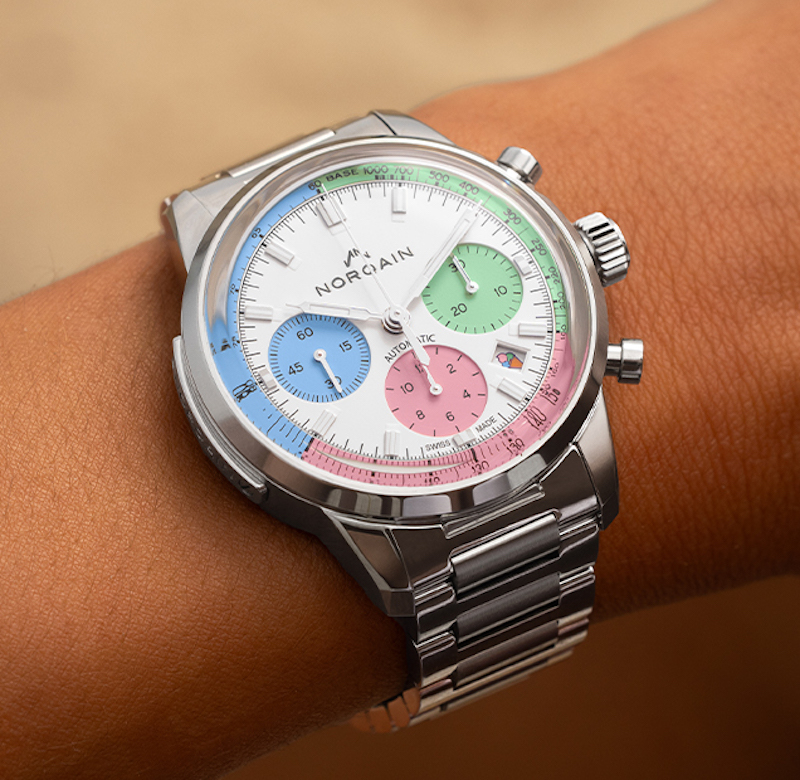 Участки круговой тахиметрической шкалы и малые счетчики на «3», «6» и «9» часах напоминают шарики фисташкового, клубничного и черничного мороженого