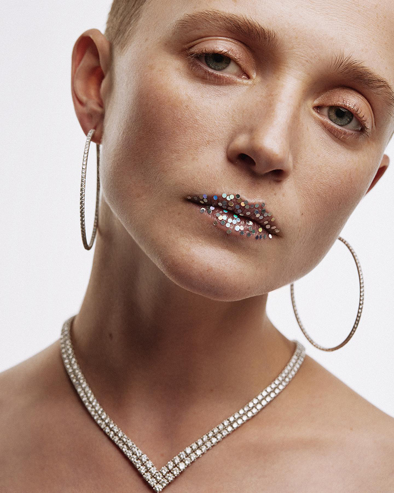 На фото: модель Ольга Запивохина в колье и серьгах Mercury Classic