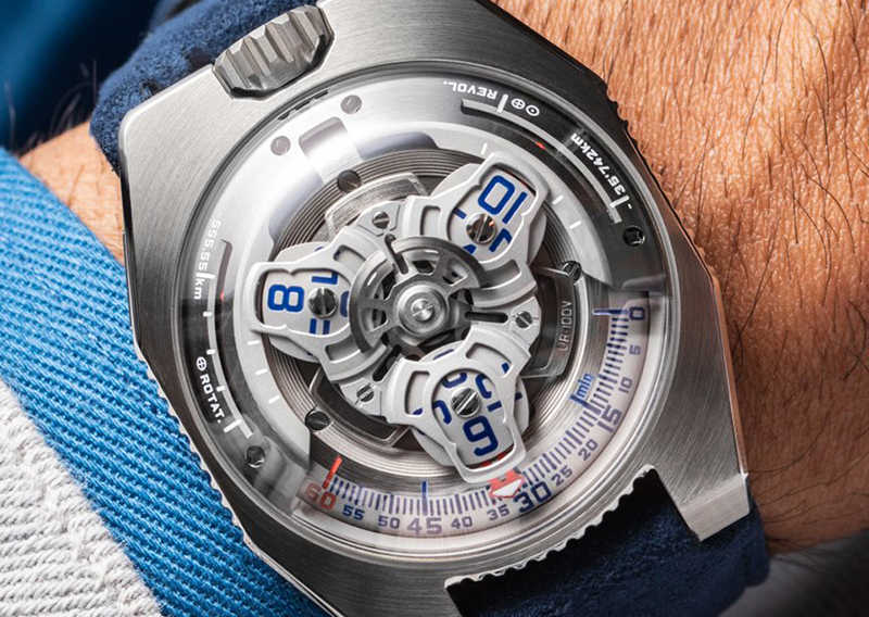 Часы Urwerk UR-100V Iron с автоматическим заводом, сателлитный час, минуты, указатель расстояния, проходимого на экваторе Земли за 20 минут и вращение Земли вокруг Солнца за 20 минут, корпус — титан и сталь, лимитированная серия — 25 экземпляров