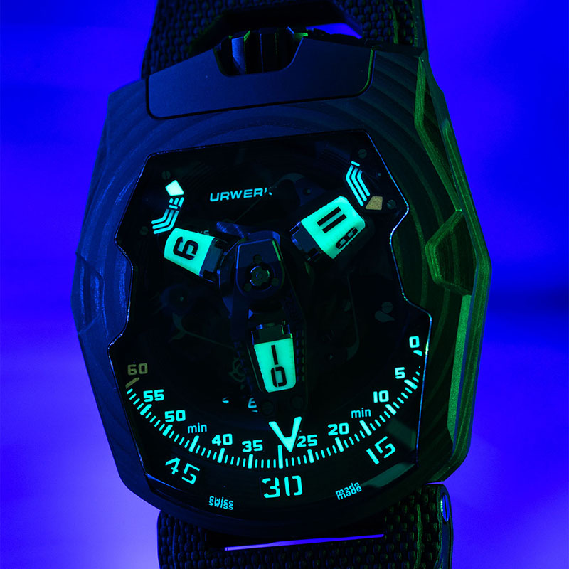 Часы Urwerk UR-220 SL Asimov с ручным заводом, «блуждающий» указатель часа, ретроградная минутная стрелка, индикация запаса хода и замены масла, корпус — карбон, титан, DLC-покрытие