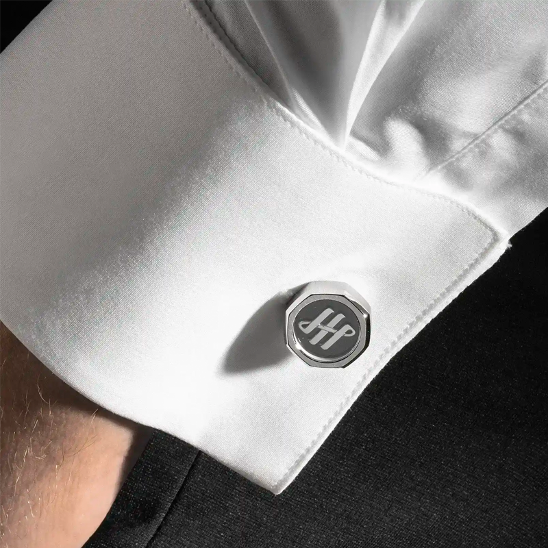 На фото: запонки Montegrappa Otto из нержавеющей стали с покрытием палладием и сапфировым стеклом