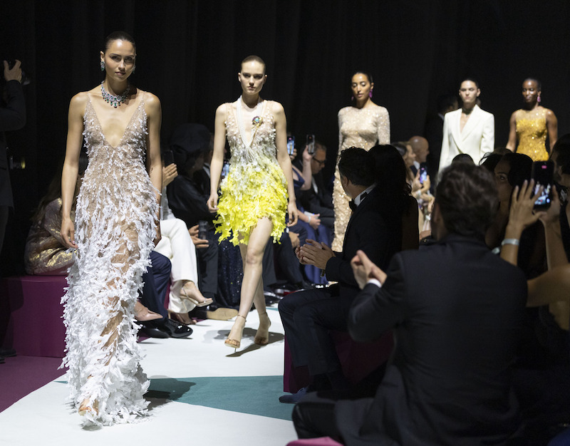 В программе вечера значился показ кутюрной коллекции Caroline’s Couture, дополненной ювелирными творениями Chopard Red Carpet 2026