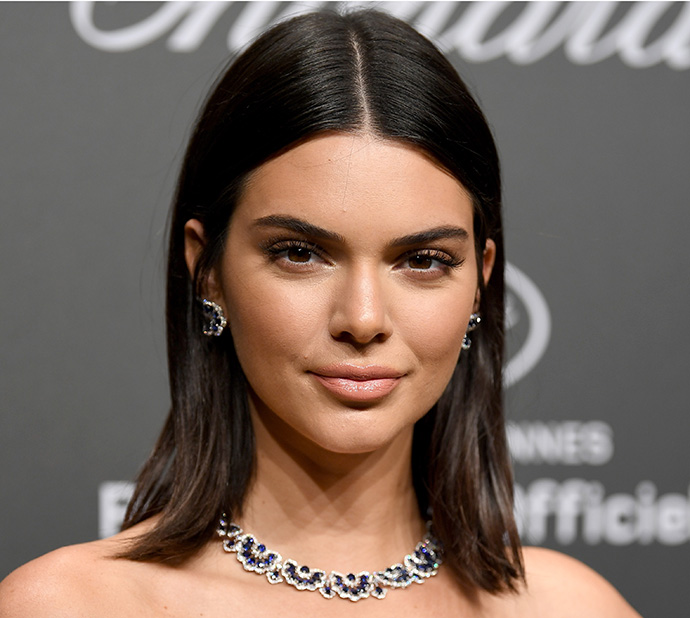 Модель украшениях Chopard из белого золота, бриллиантов и сапфиров из коллекции High Jewellery на вечере Chopard Space Party