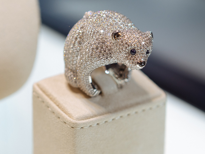 Кольцо Chopard из коллекции Animal World из белого золота с бриллиантами, сапфирами и ониксом Кольцо Chopard из коллекции Animal World из белого золота с бриллиантами, сапфирами и ониксом