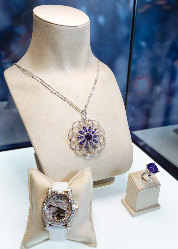 Кулон High Jewellery, кольцо Temptations, часы Happy Sport с турбийоном, все Chopard Кулон High Jewellery, кольцо Temptations, часы Happy Sport с турбийоном, все Chopard