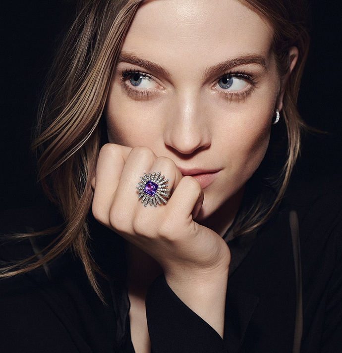 Модель Хлои Брайтен в кольце Starburst и серьгах Petite Pave, все David Yurman 