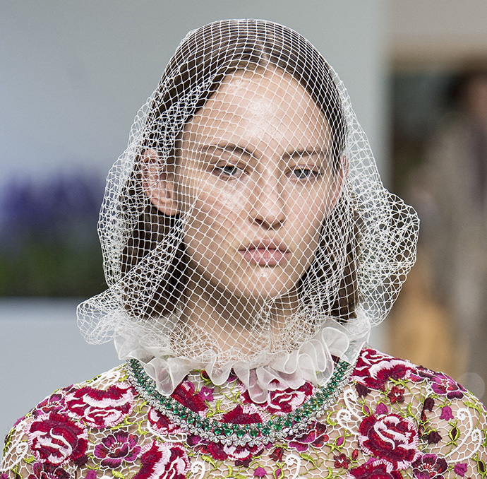 Модель на показе Giambattisti Valli Haute Couture Fall 2018/2019