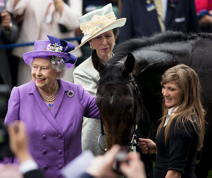 Королева Елизавета II вручает награду победителю скачек Royal Ascot 2017