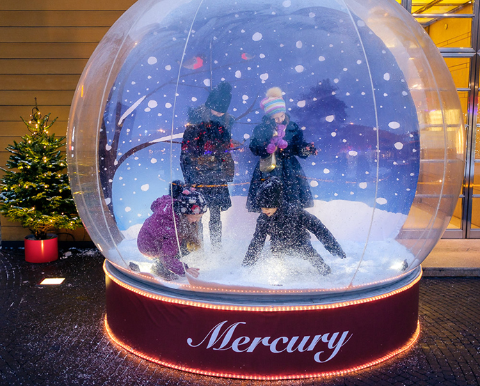 Прямо у входа в бутик Mercury в «Барвихе Luxury Village» детей встречали волшебный шар со снегом и...