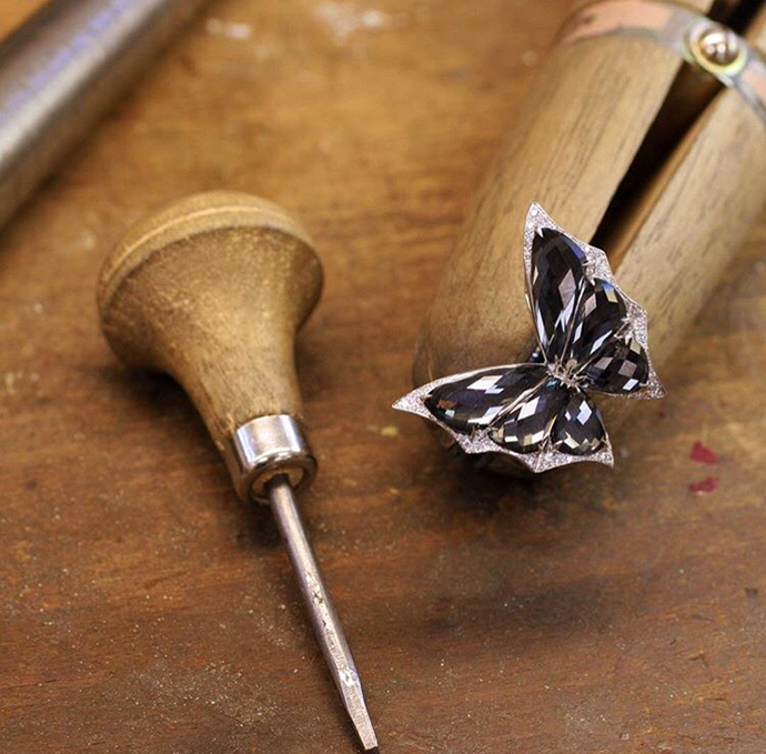 Кольцо Stephen Webster Fly By Night в белом золоте с бриллиантами, гематитом и кварцем