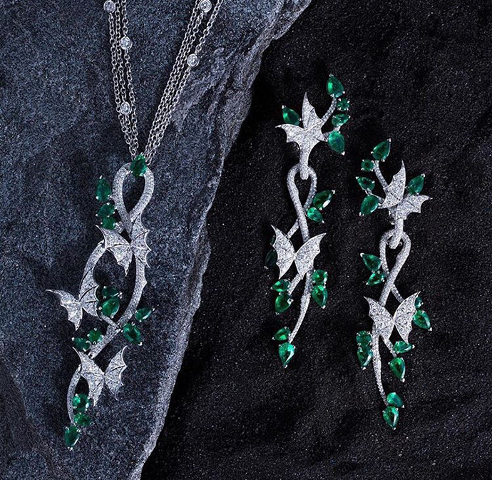 Кулон и серьги Stephen Webster Fly By Night из белого золота с изумрудами и бриллиантами