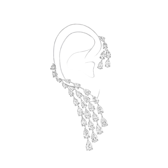 Бриллиантовый кафф Messika Calypso из коллекции High Jewellery. Его сложный дизайн – оммаж красоте Калипсо, сумевшей влюбить одним своим видом Одиссея и продержать его в «сладком» плену целых 7 лет Бриллиантовый кафф Messika Calypso из коллекции High Jewellery