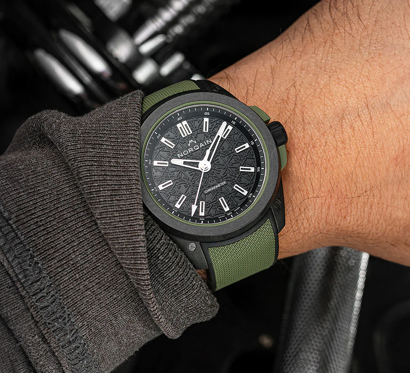 Часы Independence Wild One Khaki NORQAIN Independence NNQ3000QBK1A/B002/3W1KBR.20BQ - фото 3 – Mercury
